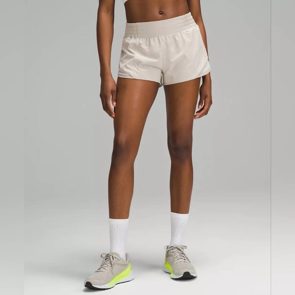 Hotty Hot High-Rise Lined Short 2.5 Mojave Tan color
